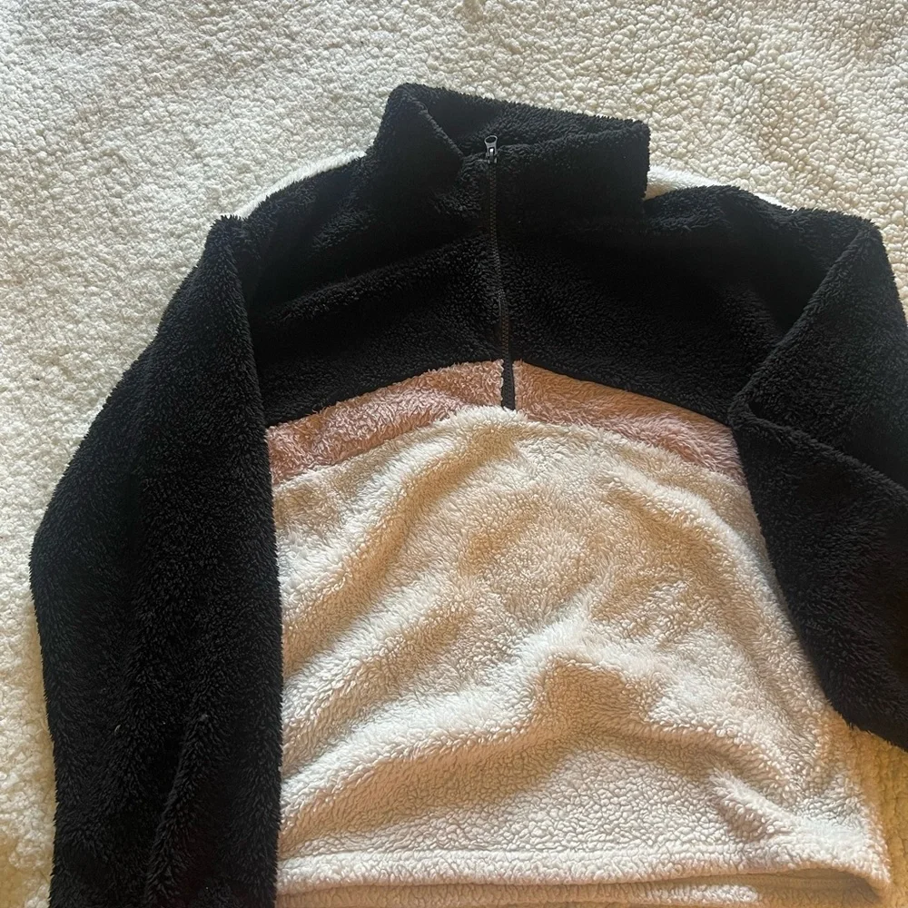 Colsie Pullover - Picture 3 of 4